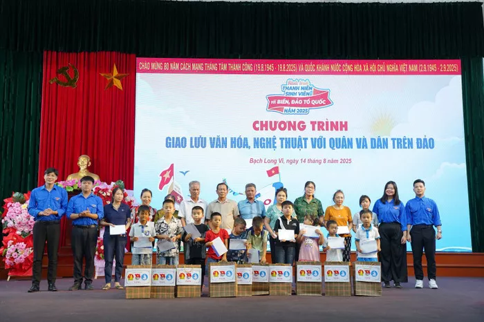 Tuổi trẻ Trường ĐH Thuỷ lợi lan tỏa tình yêu biển đảo với dự án “Thắp sáng đặc khu Bạch Long Vĩ”