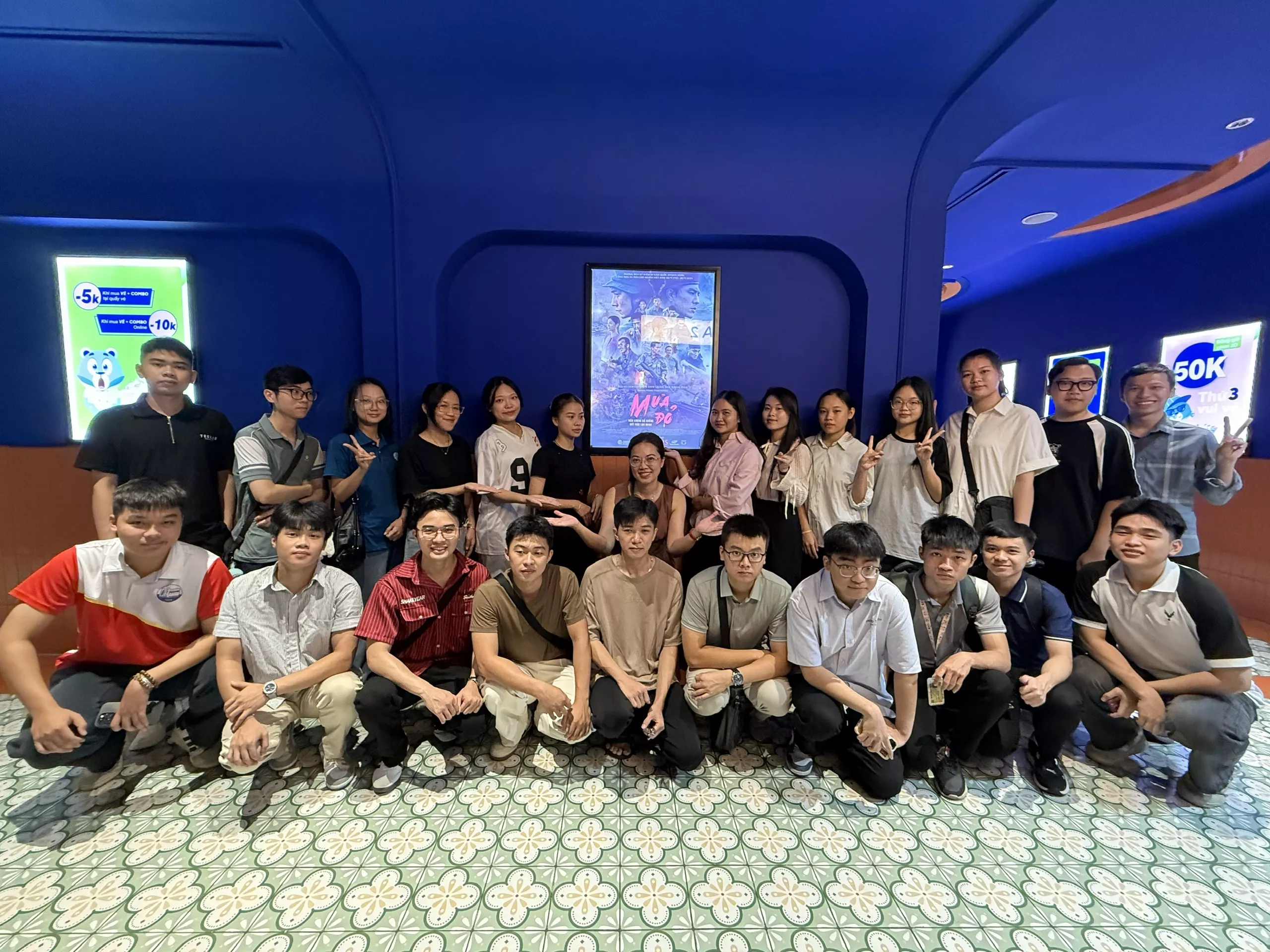Quần chúng ưu tú KING88 - Trang Chủ KINH88 IT COM Chính Thức Tham Gia Ngay tham gia hoạt động giáo dục chính trị, tư tưởng qua tác phẩm điện ảnh “Mưa đỏ”