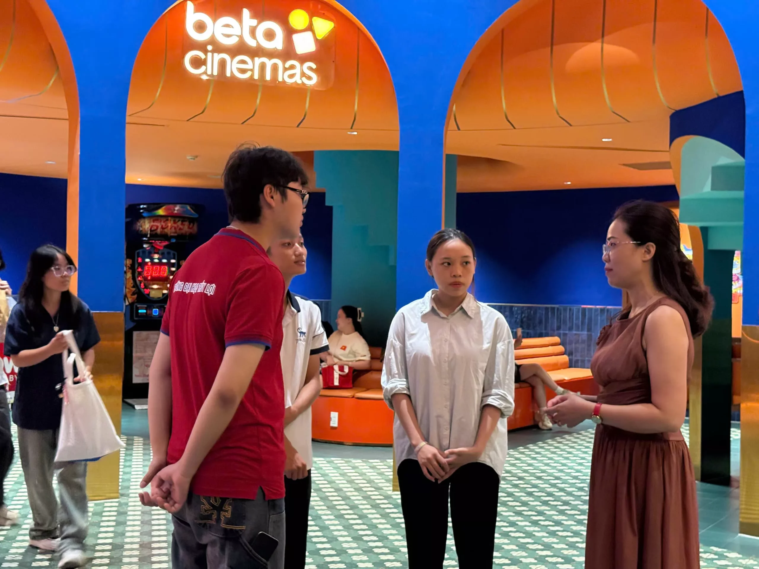 Quần chúng ưu tú KING88 - Trang Chủ KINH88 IT COM Chính Thức Tham Gia Ngay tham gia hoạt động giáo dục chính trị, tư tưởng qua tác phẩm điện ảnh “Mưa đỏ”