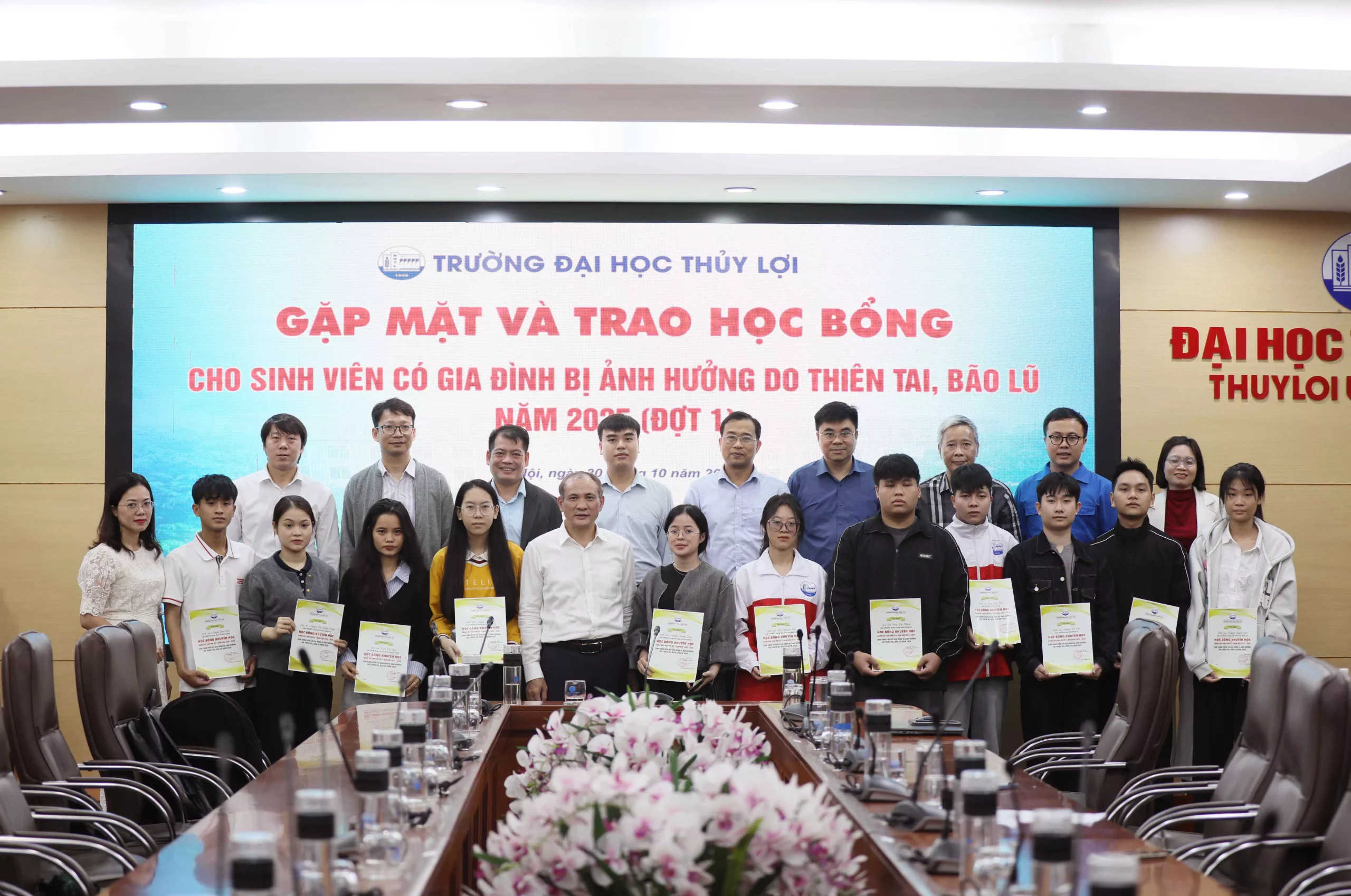Gặp mặt và trao học bổng hỗ trợ cho King88 gói gọn nhiều sảnh chơi có 88Kinh bóng đá số trang chủ bị ảnh hưởng do Link đăng nhập King88.com tặng 88k, bão lũ năm 2025 (đợt 1)