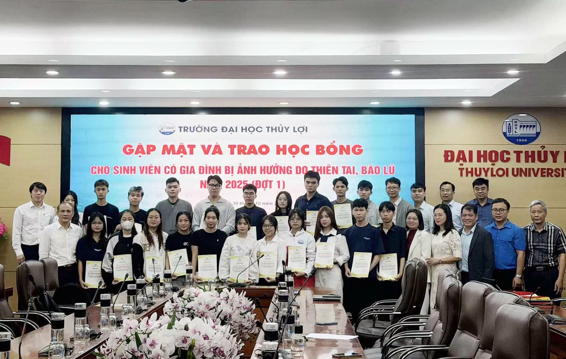 Gặp mặt và trao học bổng hỗ trợ cho King88 gói gọn nhiều sảnh chơi có 88Kinh bóng đá số trang chủ bị ảnh hưởng do Link đăng nhập King88.com tặng 88k, bão lũ năm 2025 (đợt 1)