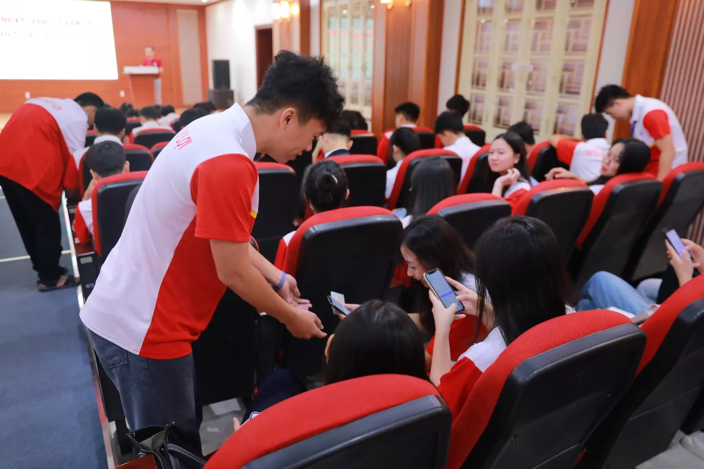 Phát huy tinh thần tiên phong của Đảng viên trẻ trong buổi sinh hoạt Chi bộ tháng 10/2025