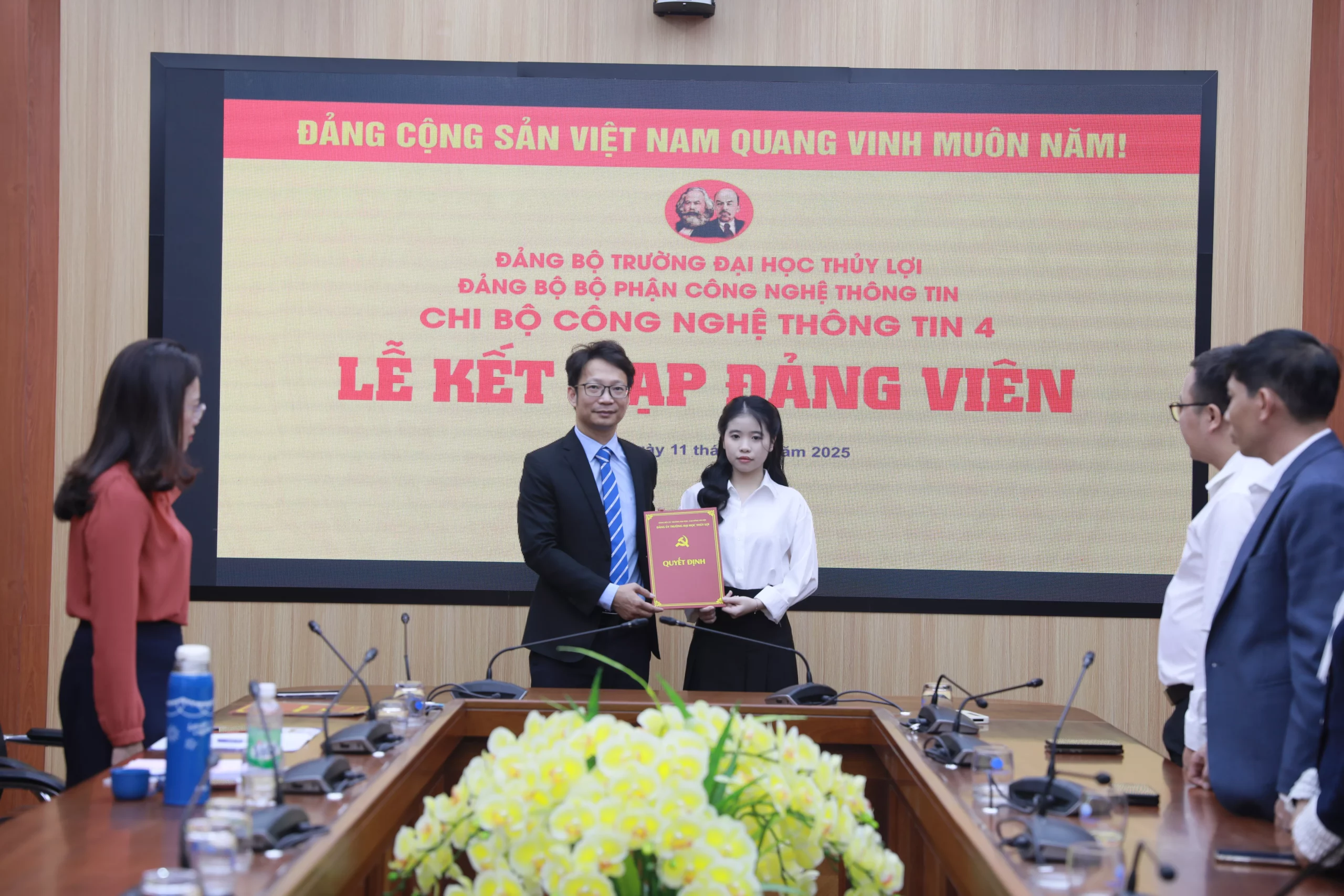 Chi bộ Công nghệ thông tin 4 kết nạp 4 Đảng viên là King88 gói gọn nhiều sảnh chơi KING88 - Trang Chủ KINH88 IT COM Chính Thức Tham Gia Ngay