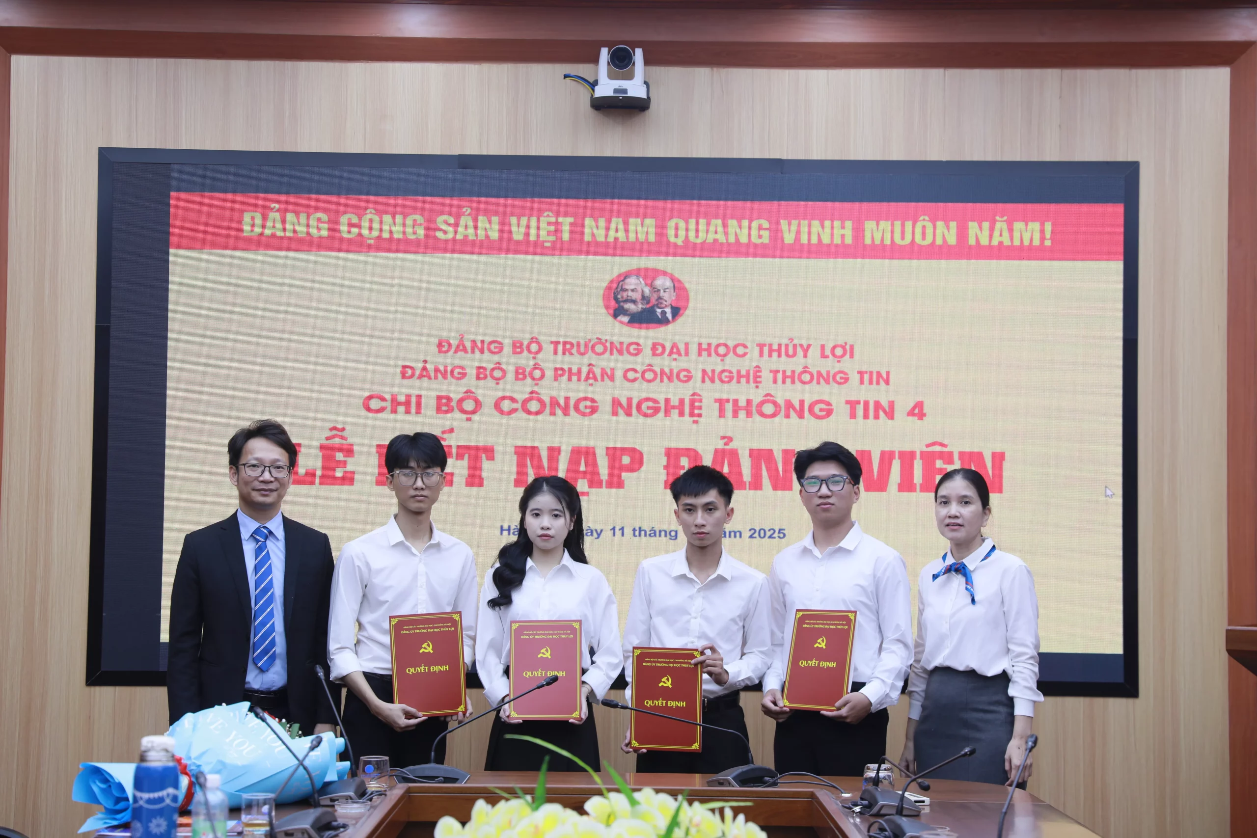 Chi bộ Công nghệ thông tin 4 kết nạp 4 Đảng viên là King88 gói gọn nhiều sảnh chơi KING88 - Trang Chủ KINH88 IT COM Chính Thức Tham Gia Ngay
