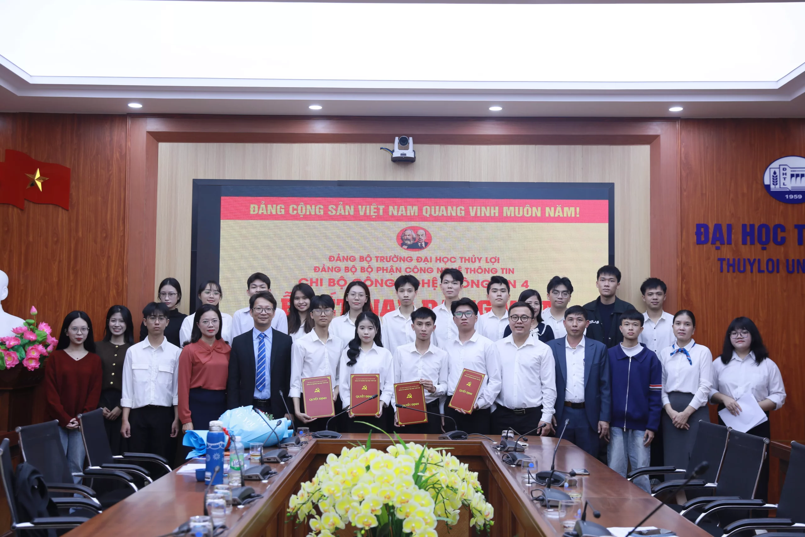Chi bộ Công nghệ thông tin 4 kết nạp 4 Đảng viên là King88 gói gọn nhiều sảnh chơi KING88 - Trang Chủ KINH88 IT COM Chính Thức Tham Gia Ngay
