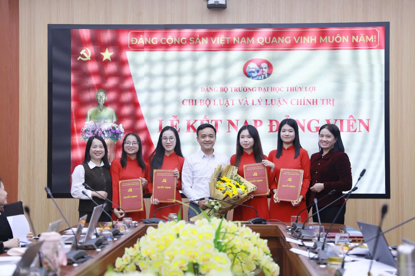 Chi bộ Luật và Lý luận chính trị kết nạp Đảng viên mới, nâng cao chất lượng công tác Kinh 888 thể thao, casino, bắn cá, nổ hũ, đá gà Đảng trong King88 gói gọn nhiều sảnh chơi