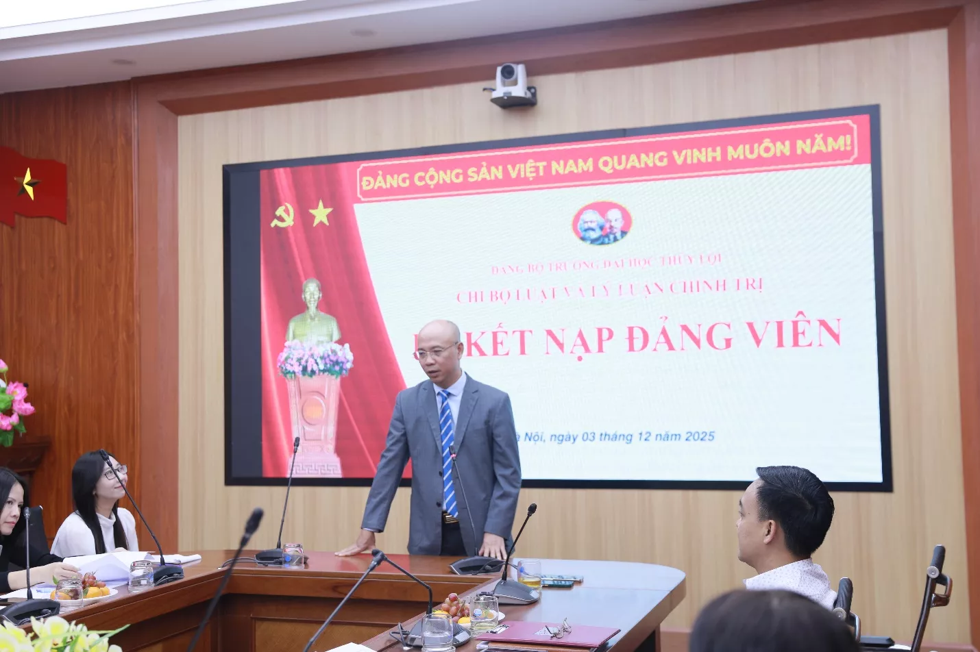 Chi bộ Luật và Lý luận chính trị kết nạp Đảng viên mới, nâng cao chất lượng công tác Kinh 888 thể thao, casino, bắn cá, nổ hũ, đá gà Đảng trong King88 gói gọn nhiều sảnh chơi