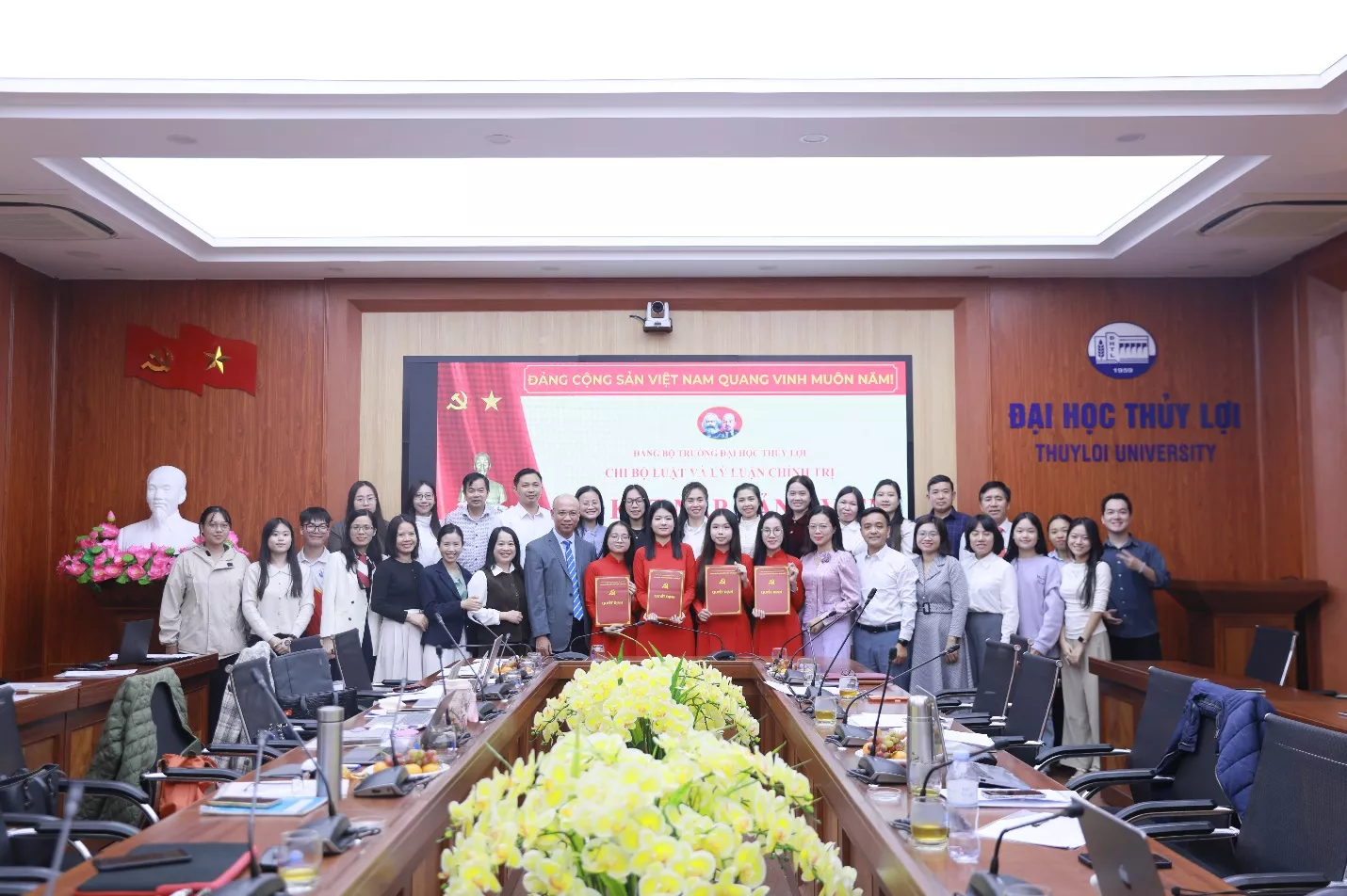 Chi bộ Luật và Lý luận chính trị kết nạp Đảng viên mới, nâng cao chất lượng công tác Kinh 888 thể thao, casino, bắn cá, nổ hũ, đá gà Đảng trong King88 gói gọn nhiều sảnh chơi