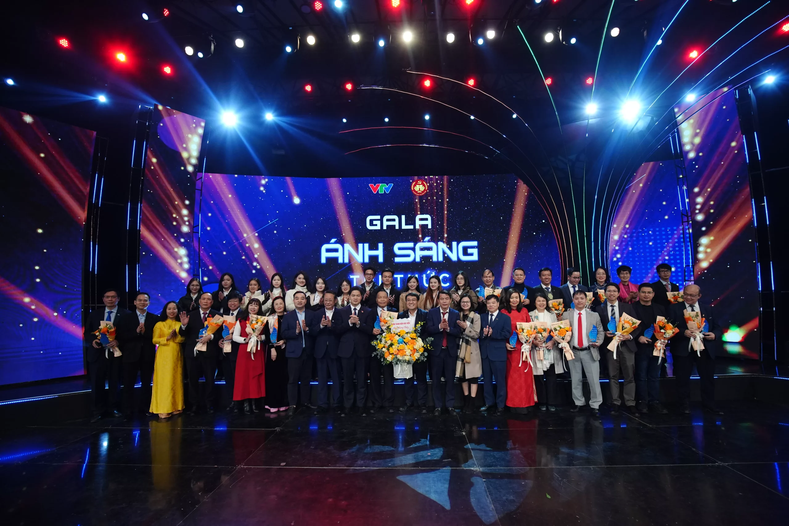GS.TS Thiều Quang Tuấn được vinh danh tại Gala “Ánh sáng tri thức 2025”