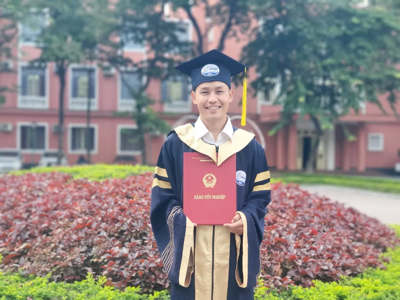 Phía sau tấm bằng kỹ sư của chàng “kình ngư” đến từ đất Lào
