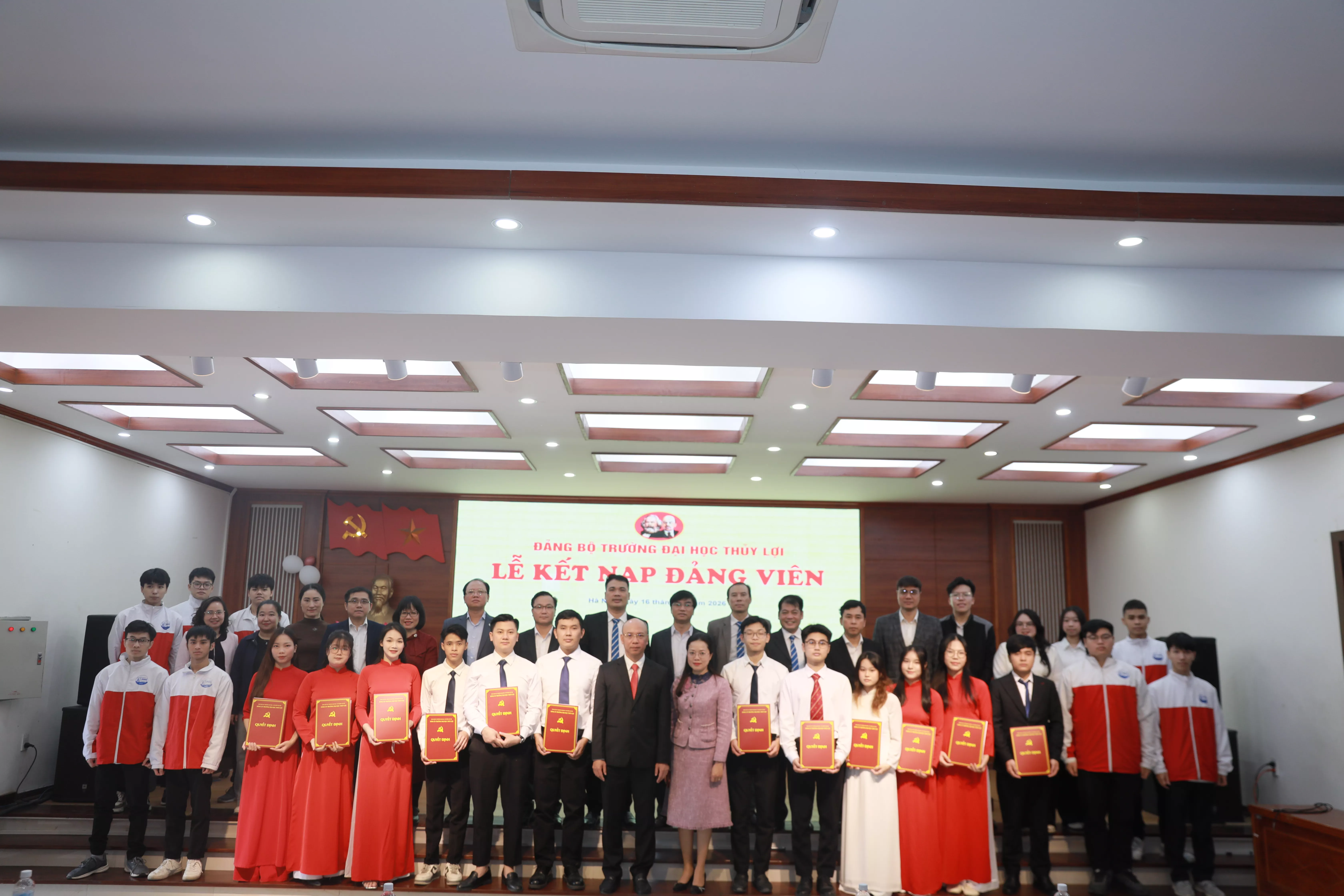 Đảng bộ KING88 - Trang Chủ KINH88 IT COM Chính Thức Tham Gia Ngay: Kết nạp 12 quần chúng ưu tú vào Đảng Cộng sản Việt Nam