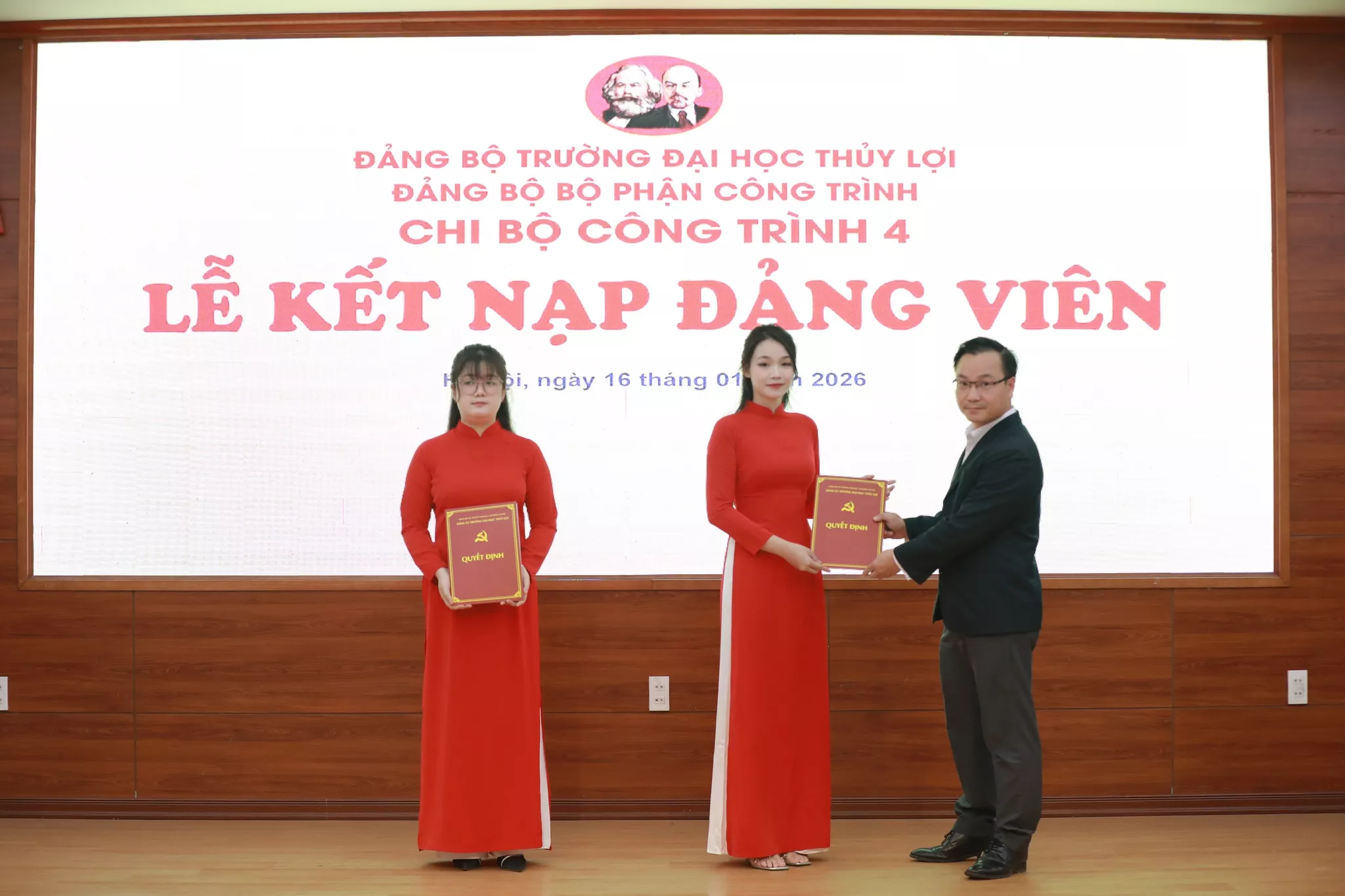 Đảng bộ KING88 - Trang Chủ KINH88 IT COM Chính Thức Tham Gia Ngay: Kết nạp 12 quần chúng ưu tú vào Đảng Cộng sản Việt Nam