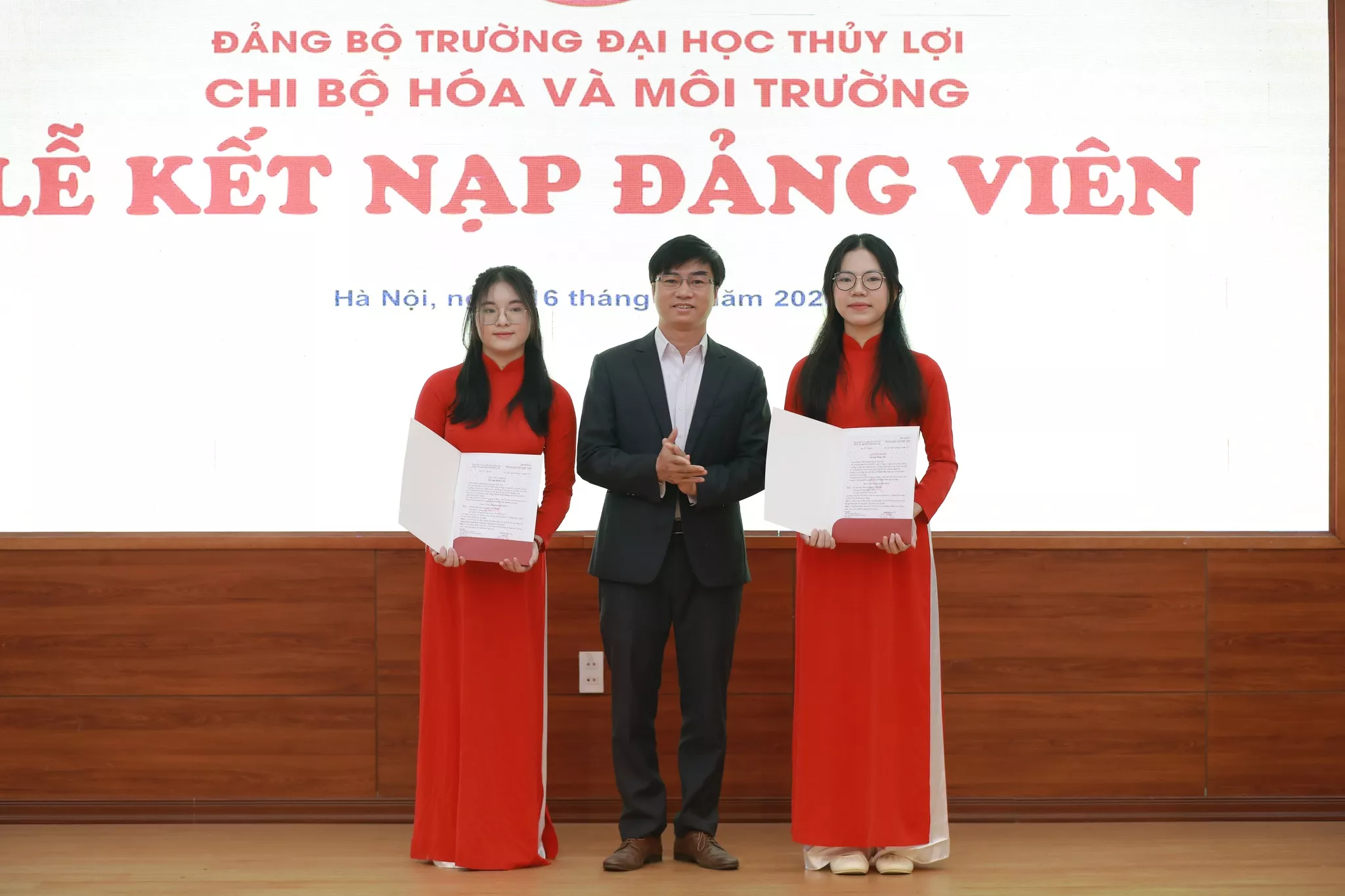 Đảng bộ KING88 - Trang Chủ KINH88 IT COM Chính Thức Tham Gia Ngay: Kết nạp 12 quần chúng ưu tú vào Đảng Cộng sản Việt Nam