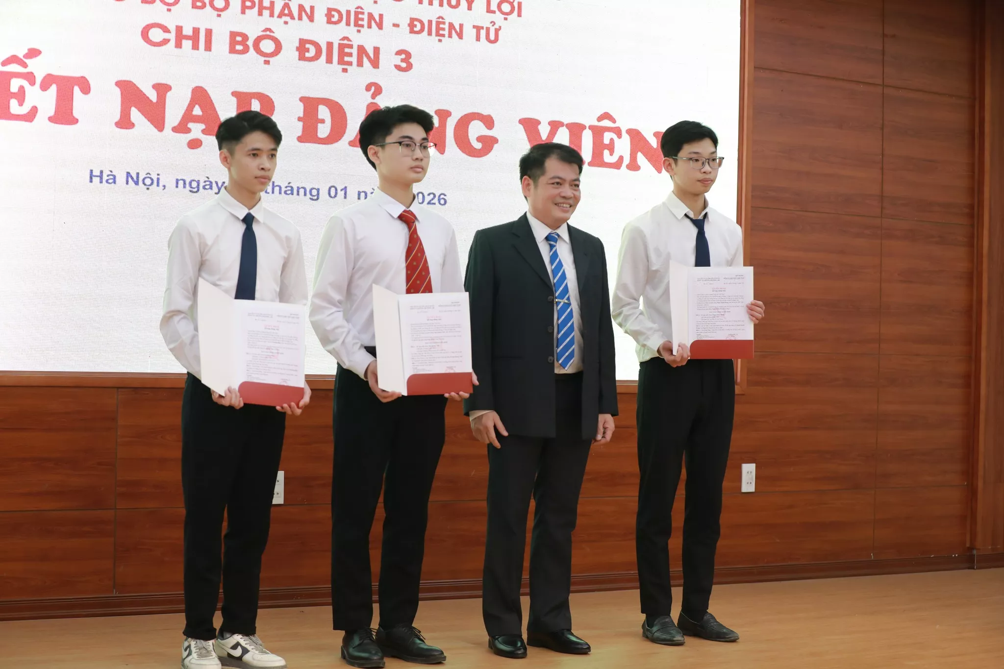 Đảng bộ KING88 - Trang Chủ KINH88 IT COM Chính Thức Tham Gia Ngay: Kết nạp 12 quần chúng ưu tú vào Đảng Cộng sản Việt Nam