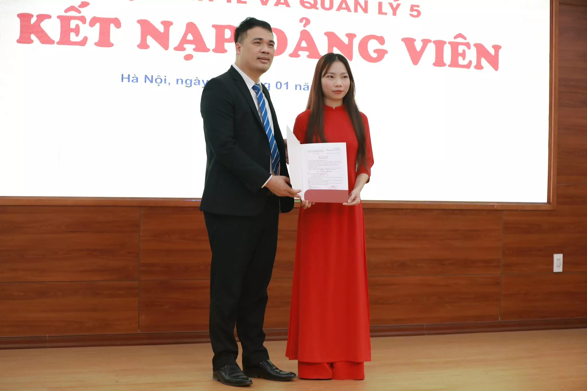 Đảng bộ KING88 - Trang Chủ KINH88 IT COM Chính Thức Tham Gia Ngay: Kết nạp 12 quần chúng ưu tú vào Đảng Cộng sản Việt Nam