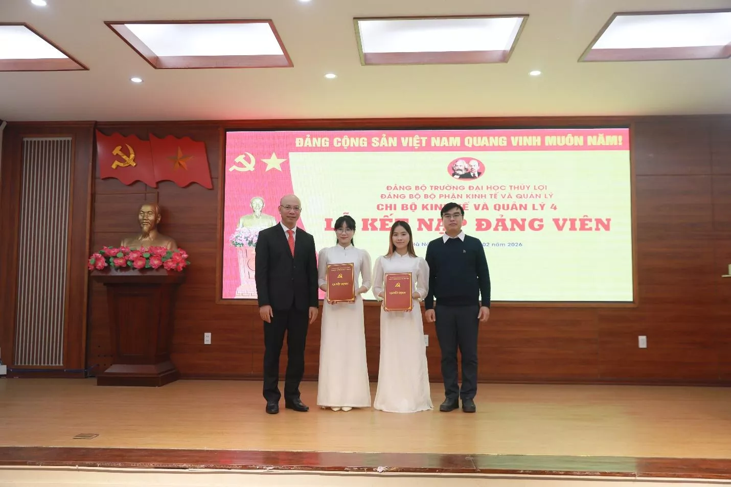 Kết nạp 8 đảng viên mới vào dịp kỷ niệm 96 năm Ngày thành lập Đảng
