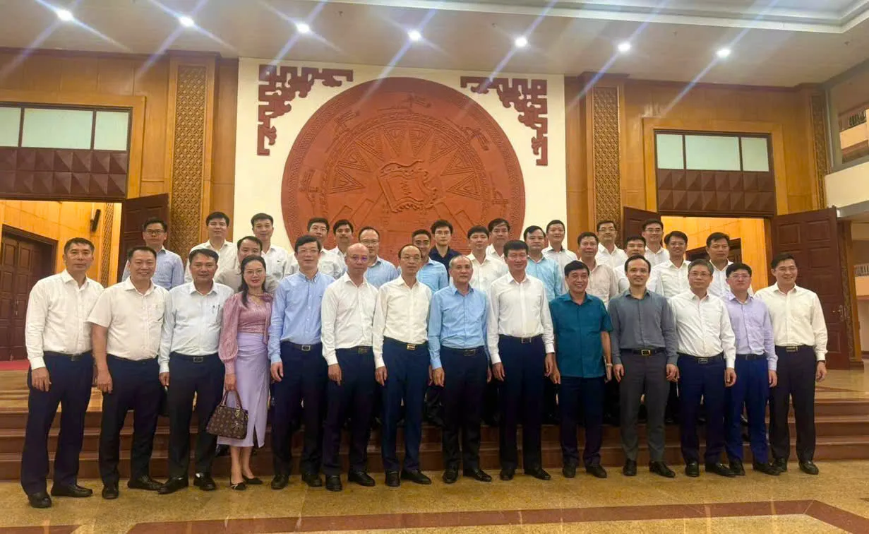 KING88 - Trang Chủ KINH88 IT COM Chính Thức Tham Gia Ngay chúc mừng cựu King88 gói gọn nhiều sảnh chơi Trần Huy Tuấn được bầu giữ chức Bí thư Tỉnh ủy Ninh Bình