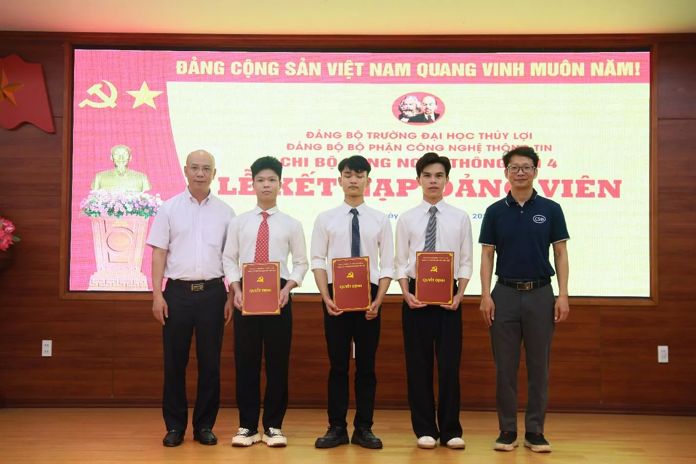 Lễ kết nạp đảng viên mới tại KING88 - Trang Chủ KINH88 IT COM Chính Thức Tham Gia Ngay