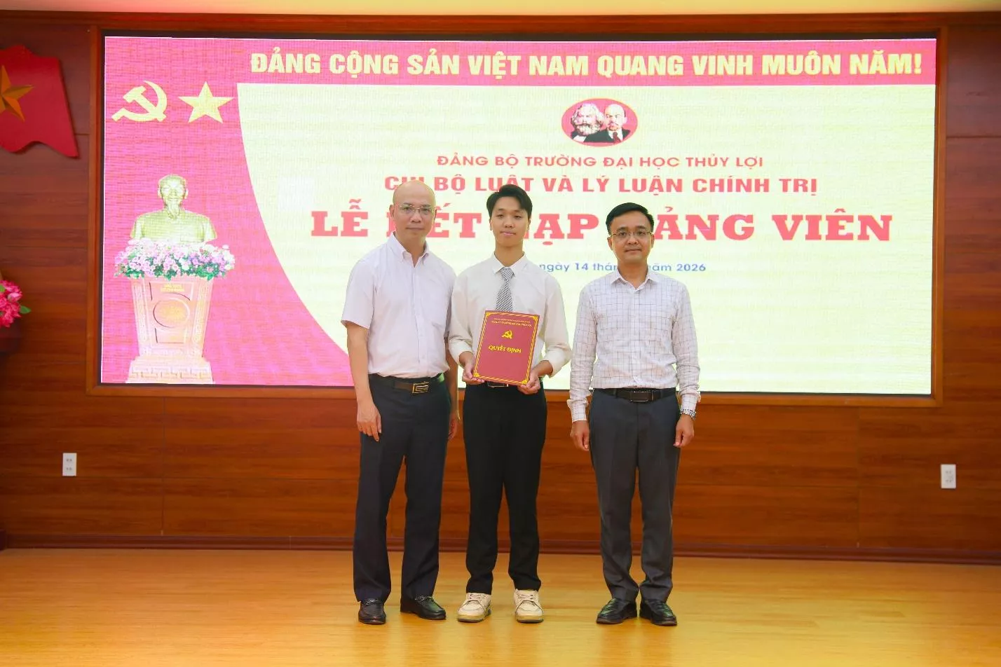 Lễ kết nạp đảng viên mới tại KING88 - Trang Chủ KINH88 IT COM Chính Thức Tham Gia Ngay