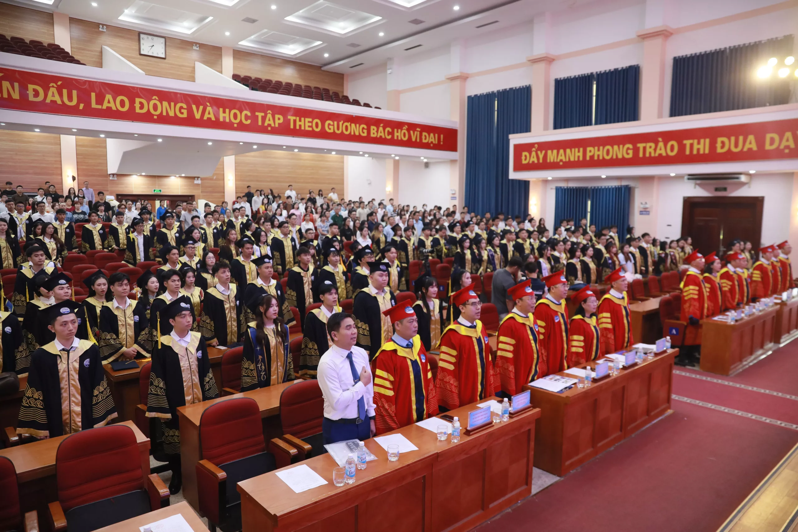 KING88 - Trang Chủ KINH88 IT COM Chính Thức Tham Gia Ngay trao bằng King88 Ho Chi Minh City cho 648 tân kỹ sư, cử nhân