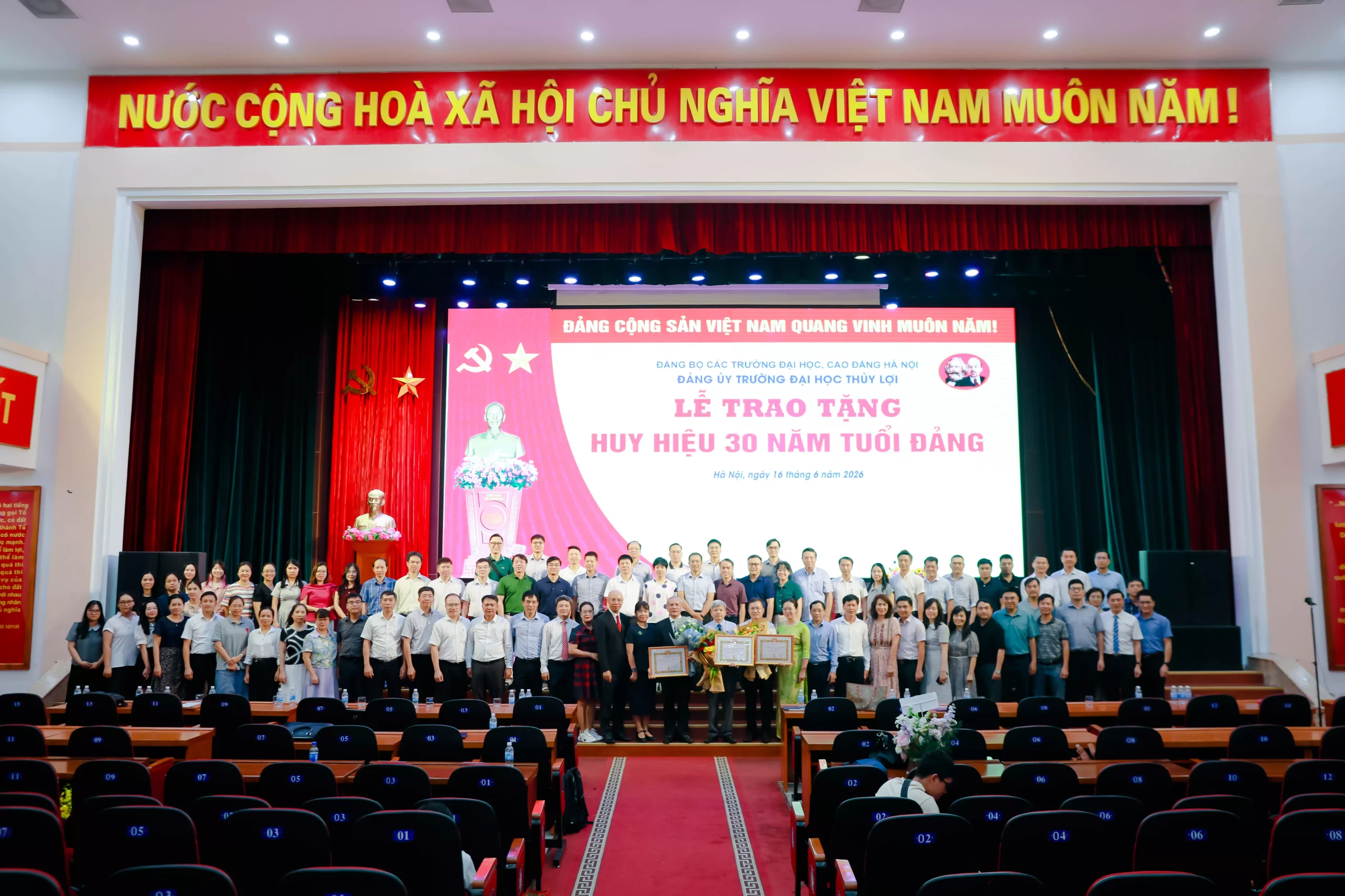 Trao tặng Huy hiệu 30 năm tuổi Đảng cho các đảng viên của KING88 - Trang Chủ KINH88 IT COM Chính Thức Tham Gia Ngay