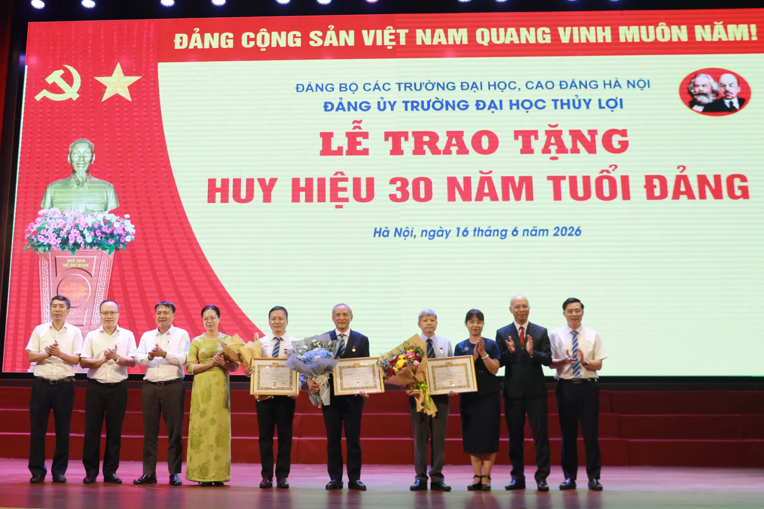 Trao tặng Huy hiệu 30 năm tuổi Đảng cho các đảng viên của KING88 - Trang Chủ KINH88 IT COM Chính Thức Tham Gia Ngay