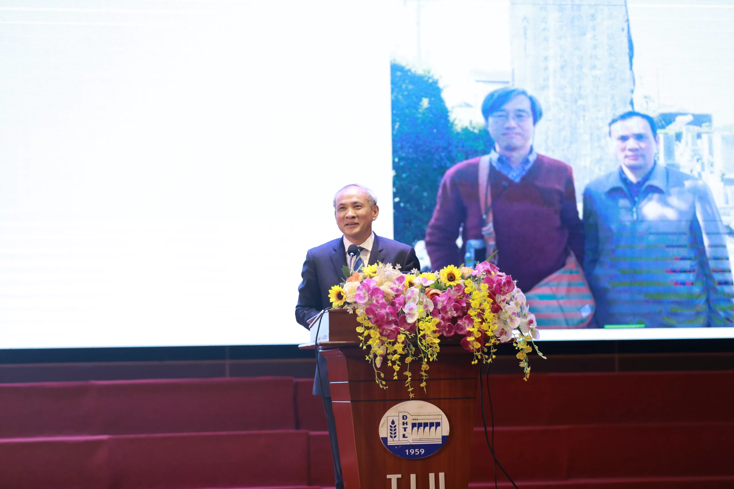 Trao tặng Huy hiệu 30 năm tuổi Đảng cho các đảng viên của KING88 - Trang Chủ KINH88 IT COM Chính Thức Tham Gia Ngay