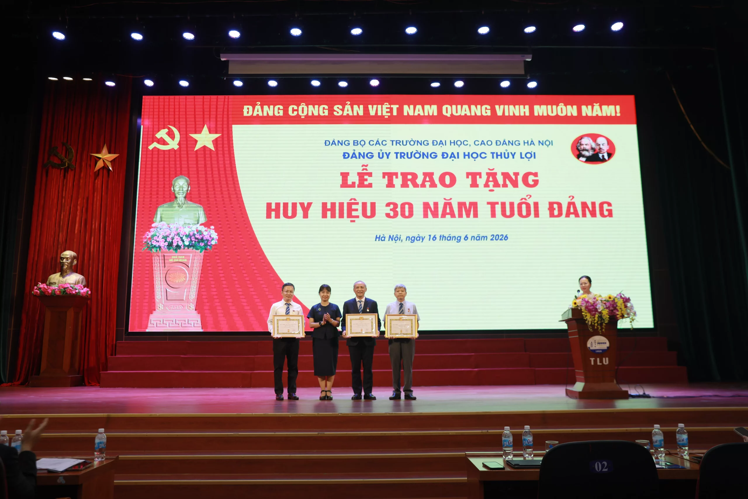 Trao tặng Huy hiệu 30 năm tuổi Đảng cho các đảng viên của KING88 - Trang Chủ KINH88 IT COM Chính Thức Tham Gia Ngay