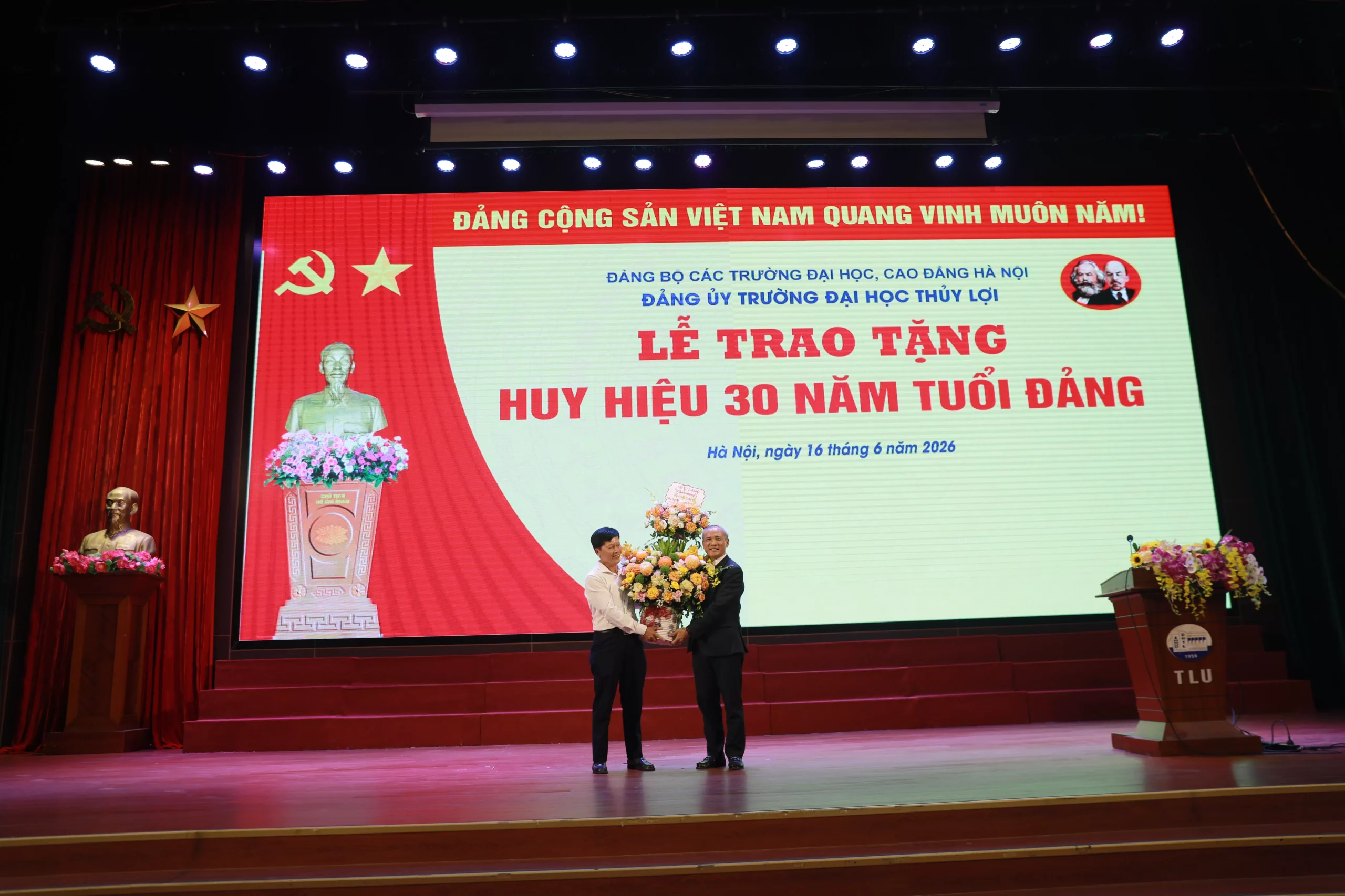 Trao tặng Huy hiệu 30 năm tuổi Đảng cho các đảng viên của KING88 - Trang Chủ KINH88 IT COM Chính Thức Tham Gia Ngay
