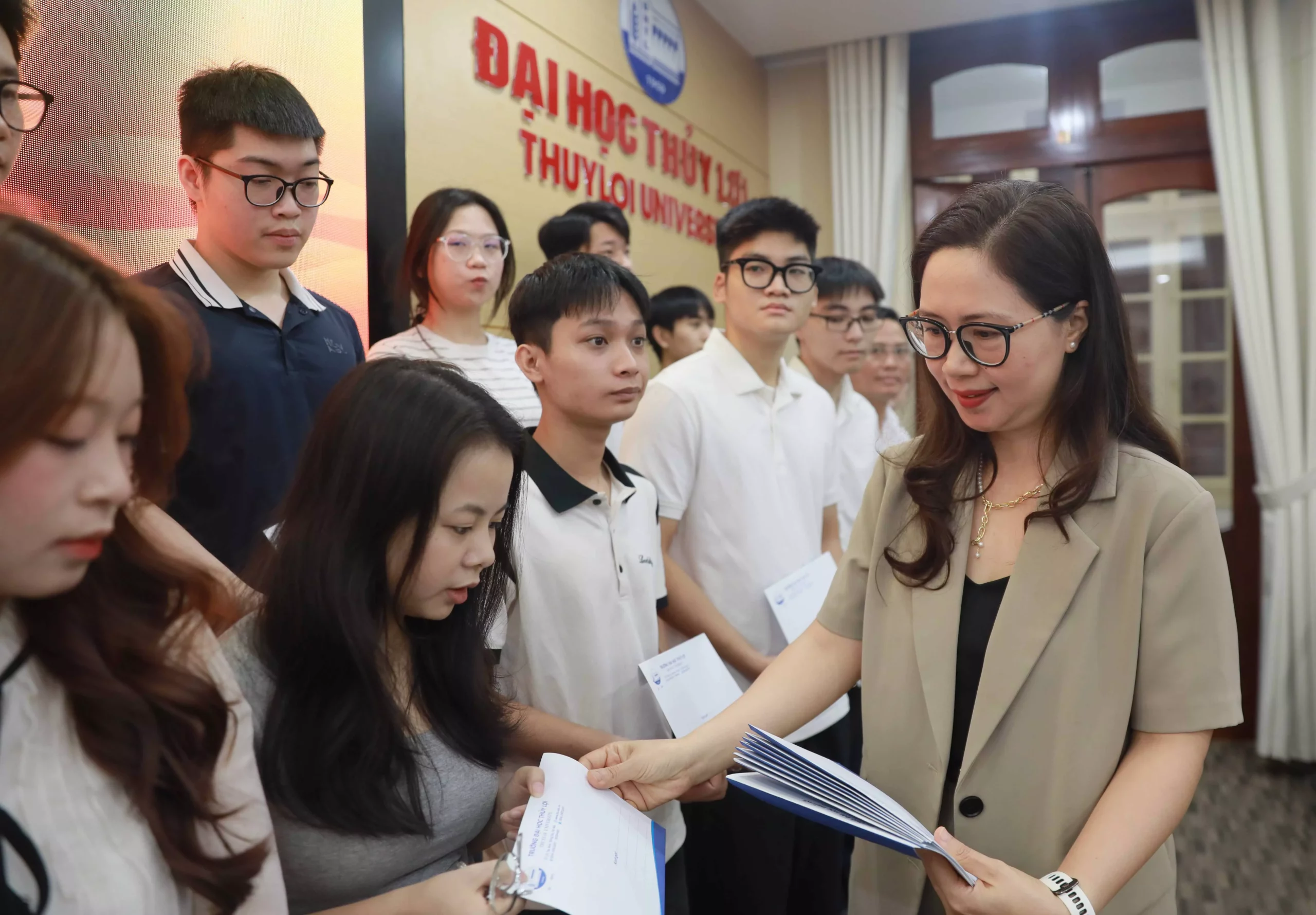 Gặp mặt King88 gói gọn nhiều sảnh chơi, học viên Cao học và King88 trang cá cược bóng đá trực tuyến sinh đang học tại trường có cha/mẹ là Liệt sĩ, Thương/bệnh binh và Người có công với cách mạng nhân Kỷ niệm 79 năm Ngày Thương binh – Liệt sĩ
