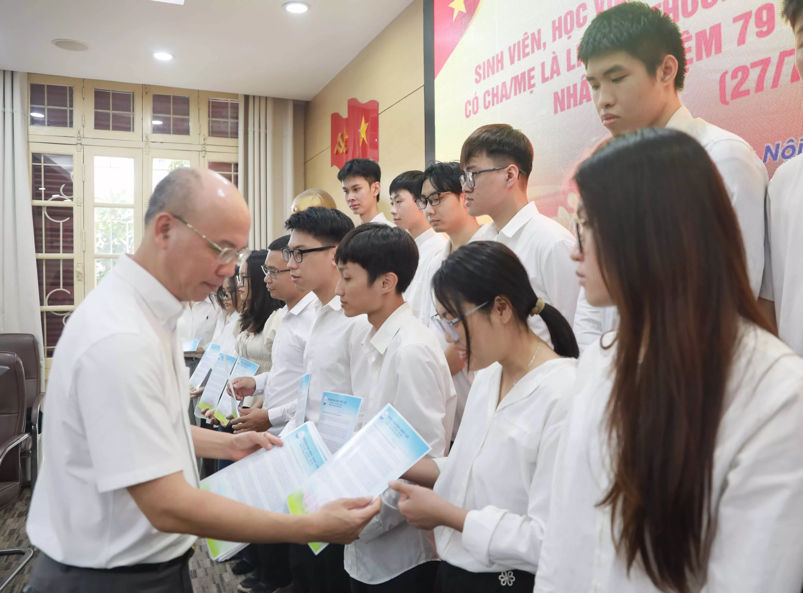 Gặp mặt King88 gói gọn nhiều sảnh chơi, học viên Cao học và King88 trang cá cược bóng đá trực tuyến sinh đang học tại trường có cha/mẹ là Liệt sĩ, Thương/bệnh binh và Người có công với cách mạng nhân Kỷ niệm 79 năm Ngày Thương binh – Liệt sĩ