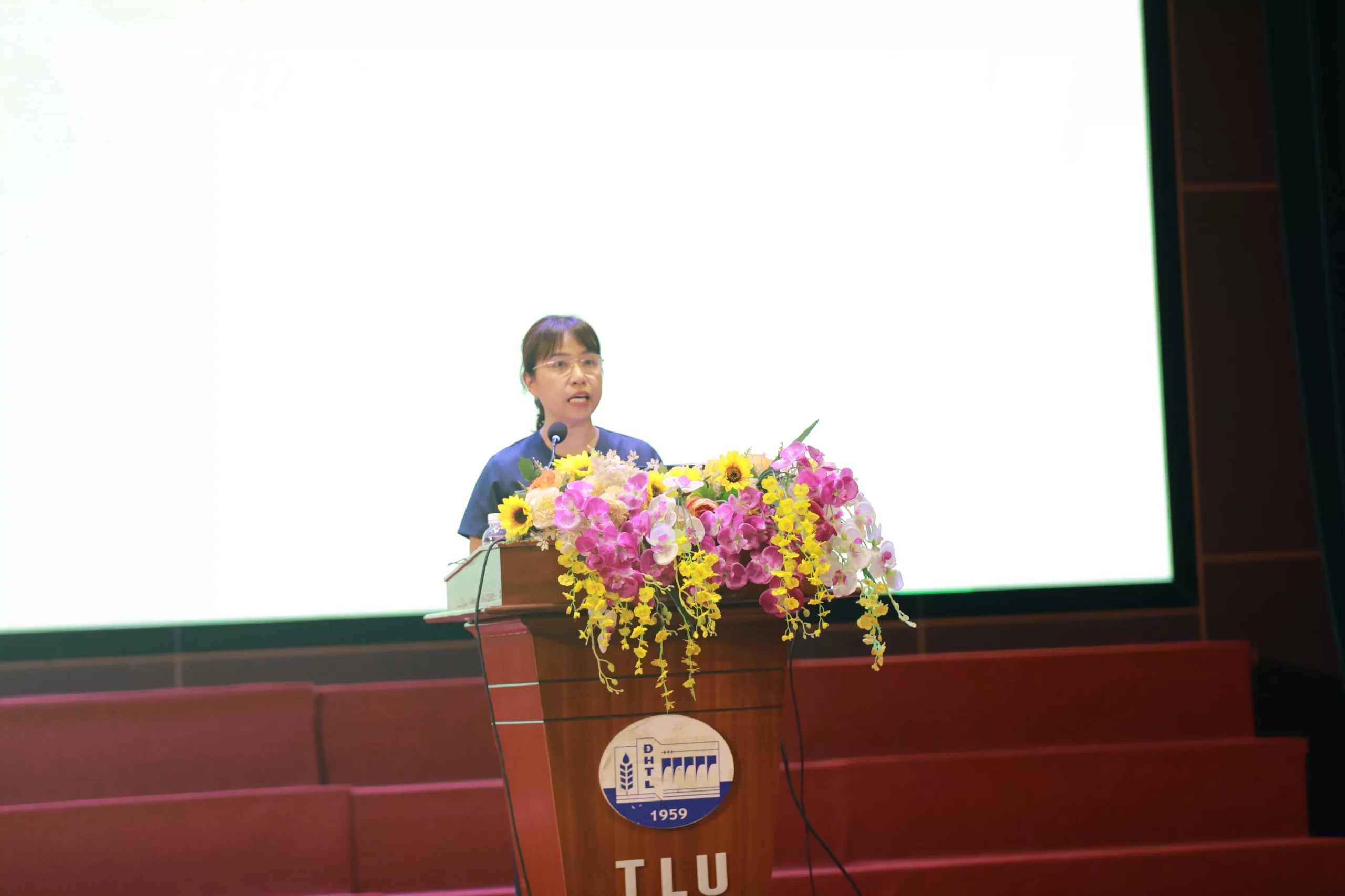 Trao tặng Huy hiệu 30 năm tuổi Đảng cho các đảng viên của KING88 - Trang Chủ KINH88 IT COM Chính Thức Tham Gia Ngay
