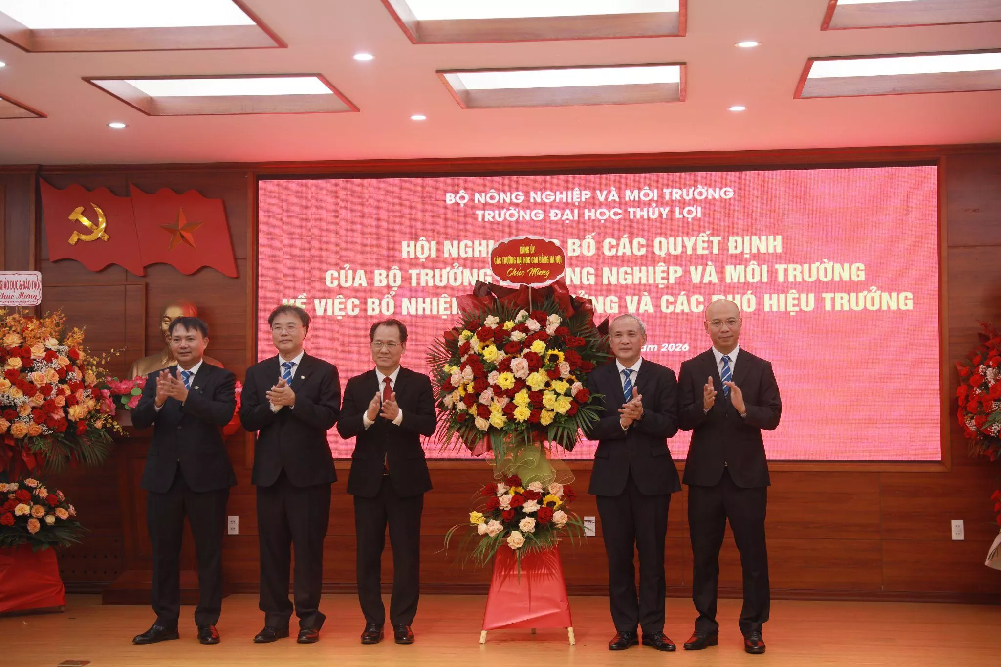 KING88 - Trang Chủ KINH88 IT COM Chính Thức Tham Gia Ngay công bố quyết định bổ nhiệm Hiệu trưởng và các Phó Hiệu trưởng